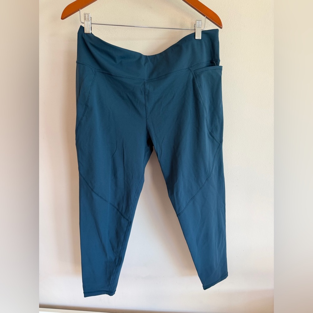 This‎ is a pair of Sweaty Betty Power 7/8 workout leggings in a blue color